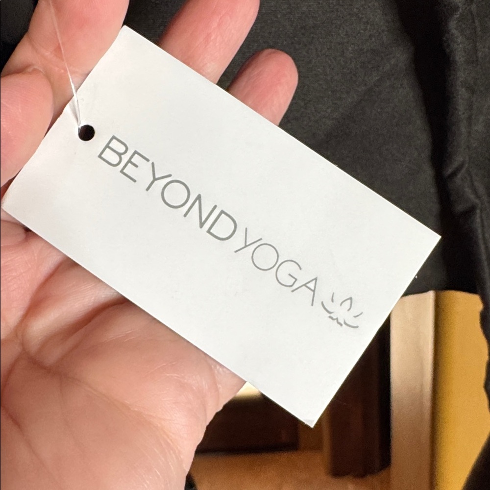 NWT Beyond Yoga Black Infinity Scarf w/ Hidden Zipper Pocket Phone Wallet - Picture 9 of 13